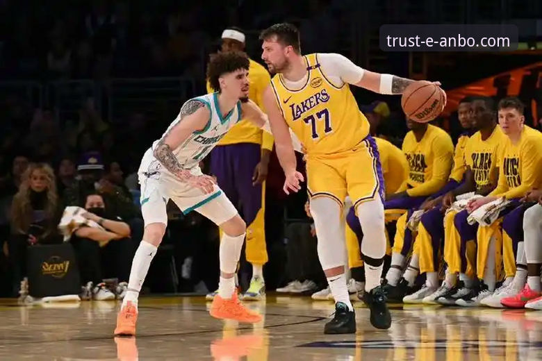 东契奇单骑闯关与团队多点开花：一场胜利背后的两种篮球哲学对比